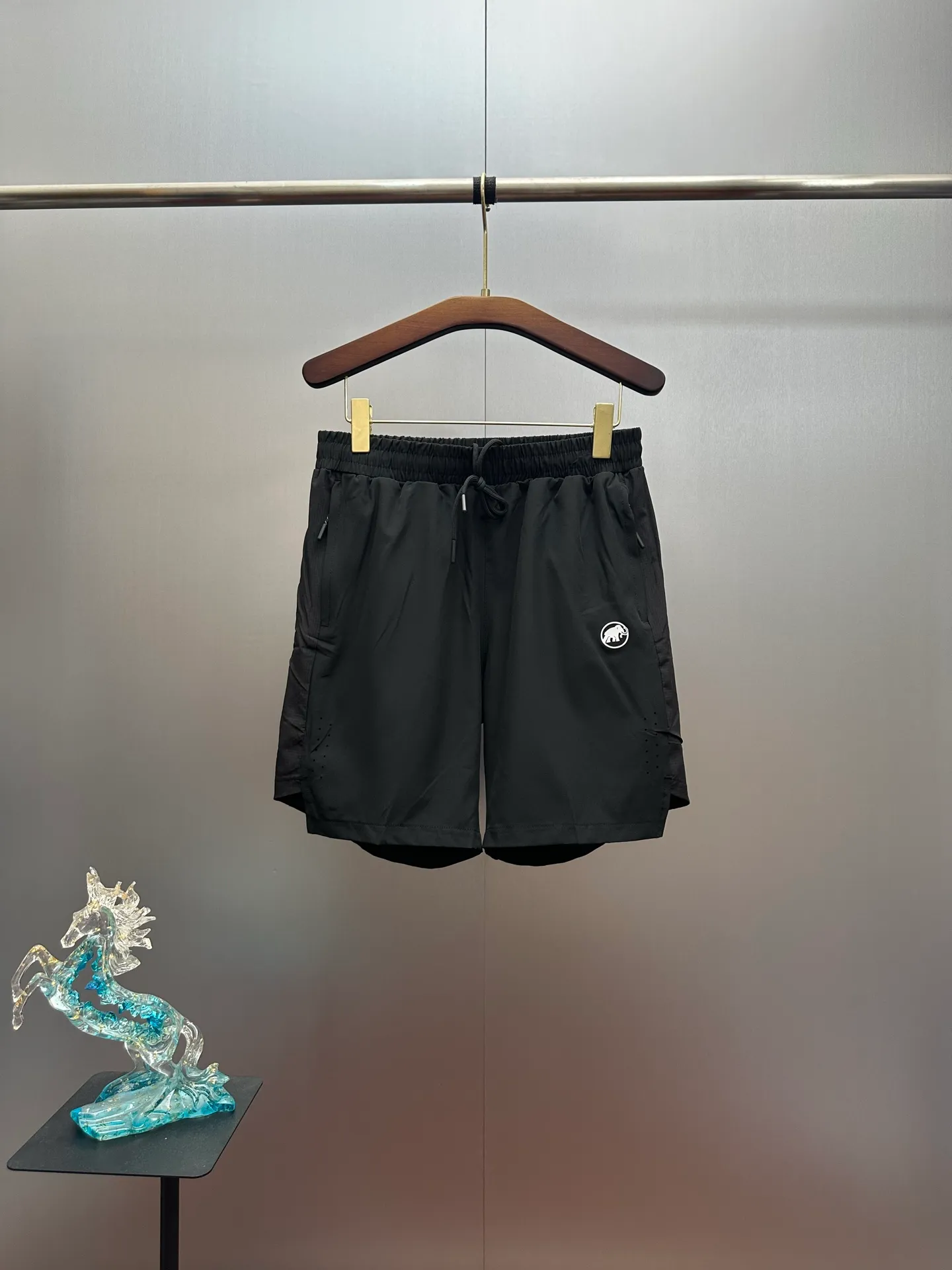 MAMMUT/ 95% ➕5% ， ， Breathable， 。 “ ”Buff。 Breathable ， ， 、 ， ， 。 ， 。 ， Classic Logo， Quality 。 ， 。 MAMMUT 。 ， ， 。 Citywalk ， ， ， ！ ：Black，Khaki， Sizes：L-3x L（ ：125 150 175 190）